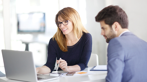 Frau-mann-Kundengespraech-Laptop-FO-sepy