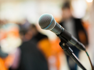 Mikrofon-Buehne-133547665-FO-eugenelucky