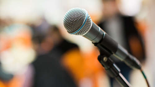 Mikrofon-Buehne-133547665-FO-eugenelucky