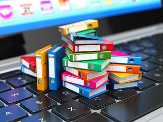 ordner-bunt-auf-tastatur-99750292-FO-Maksym-Yemelyanov