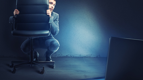 Anzugtraeger-Angst-vor-Laptop-129046774-FO-alphaspirit