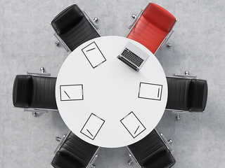 stuhlkreis-schwarz-rot-laptop-88740095-FO-denisismagilov