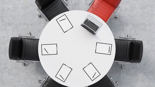 stuhlkreis-schwarz-rot-laptop-88740095-FO-denisismagilov