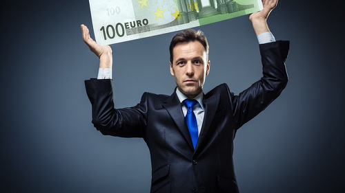 mann-haelt-hundert-euro-schein-hoch-68328647-FO-LuckyImages