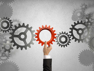 hand-greift-zahnrad-rot-64378051-FO-alphaspirit