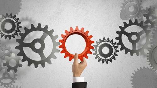 hand-greift-zahnrad-rot-64378051-FO-alphaspirit