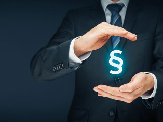 mann-haelt-paragraph-133541852-FO-Jakub-Jirsak