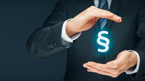 mann-haelt-paragraph-133541852-FO-Jakub-Jirsak