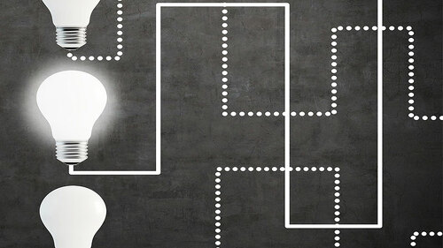 gluehbirnen-labyrinth-134271186-FO-denisismagilov