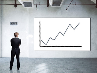 mann-vor-kurve-nach-oben-80217202-FO-fotogestoeber