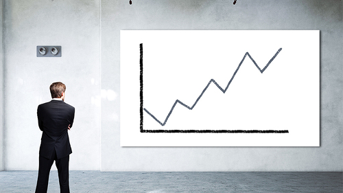 mann-vor-kurve-nach-oben-80217202-FO-fotogestoeber