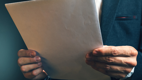 anzugtraeger-liest-dokument-112509063-Bits-and-Splits