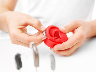 Hoehrgeraet-rot-ohr-110761833-FO-Robert-Przybysz