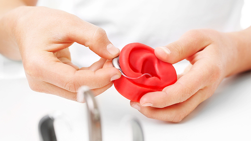 Hoehrgeraet-rot-ohr-110761833-FO-Robert-Przybysz