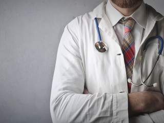 arzt-kittel-mann-136110397-FO-olly