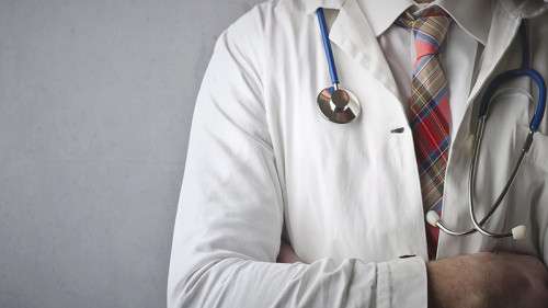 arzt-kittel-mann-136110397-FO-olly