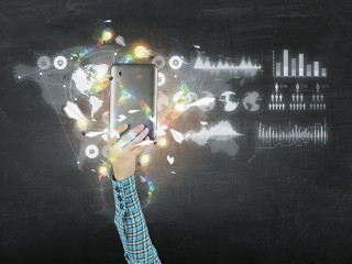 arm-handy-smartphone-136191416-FO-Sergey-Nivens