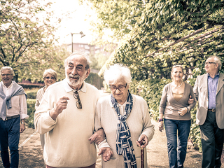 gruppe-alter-menschen-spazieren-128542013-FO-oneinchpunch