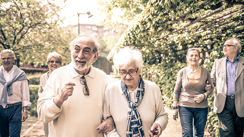 gruppe-alter-menschen-spazieren-128542013-FO-oneinchpunch