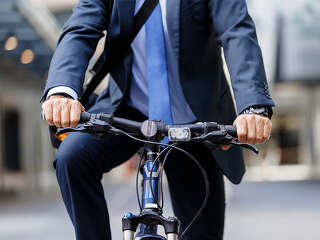 Anzugtraeger-auf-Fahrrad-119576320-FO-Sergey-Nivens