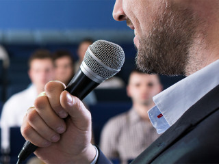 Anzugtraeger-Mikrofon-105529172-FO-Photographee-eu