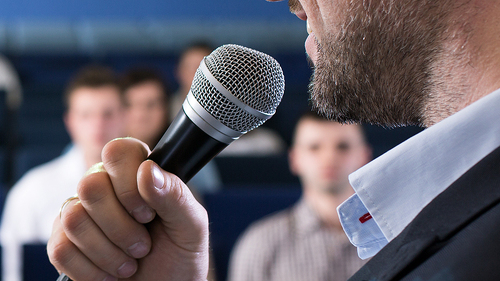 Anzugtraeger-Mikrofon-105529172-FO-Photographee-eu