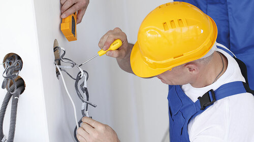 Handwerker-89599320-FO-alotofpeople