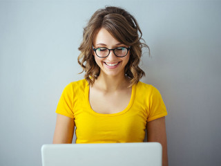 Frohe-Frau-Laptop-130098273-FO-Anatoly-Tiplyashin