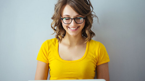 Frohe-Frau-Laptop-130098273-FO-Anatoly-Tiplyashin