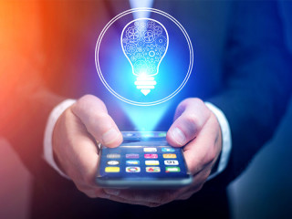 Anzugtraeger-Smartphone-Gluehbirne-136148569-FO-Production-Perig