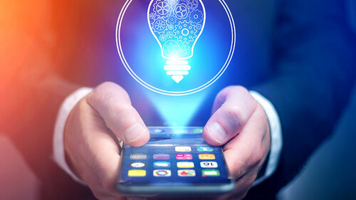 Anzugtraeger-Smartphone-Gluehbirne-136148569-FO-Production-Perig