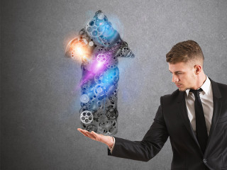 Anzugtraeger-Pfeil-aus-Zahnraedern-124323720-FO-alphaspirit