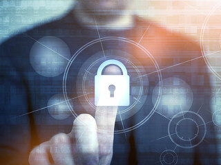 Anzugtraeger-digitales-Schloss-98980705-FO-Tomasz-Zajda