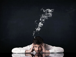 Anzugtraeger-raucht-Kopf-ra2-studio