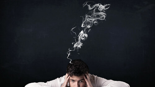 Anzugtraeger-raucht-Kopf-ra2-studio