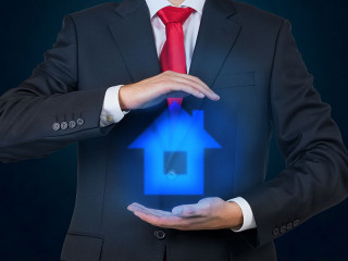 Anzugtraeger-stilisiertes-Haus-zwischen-Haenden-63571427-FO-denisismagilov