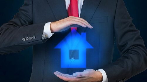 Anzugtraeger-stilisiertes-Haus-zwischen-Haenden-63571427-FO-denisismagilov