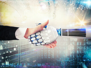 Anzugtraeger-Robohand-Handshake-126191582-FO-alphaspirit