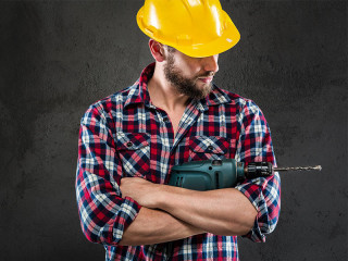 Handwerker-mit-Bohrmaschine-96881540-FO-guerrieroale