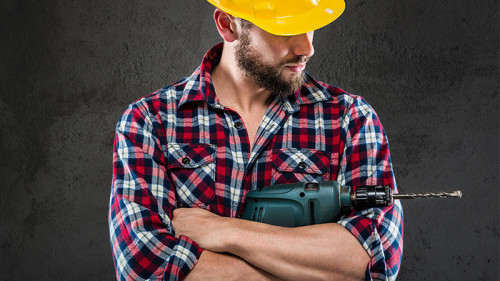 Handwerker-mit-Bohrmaschine-96881540-FO-guerrieroale