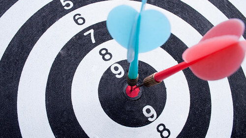 Zwei-Dartpfeile-in-Zielscheibe-113868542-FO-emilijamanevska