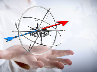 Kompass-schwebt-ueber-Hand-78442711-FO-Romolo-Tavani