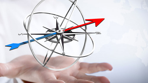 Kompass-schwebt-ueber-Hand-78442711-FO-Romolo-Tavani