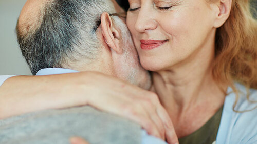 Aelterer-Vater-umarmt-Tochter-140472809-FO-pressmaster