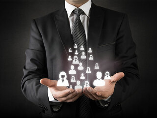 Anzugtraeger-haelt-stilisierte-Koepfe-94743356-FO-HasanEROGLU