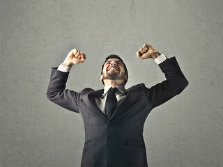 Anzugtraeger-freut-sich-140953623-FO-olly