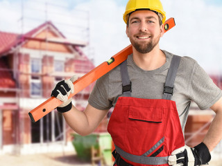 Bauarbeiter-vor-Rohbau-112779013-FO-industrieblick