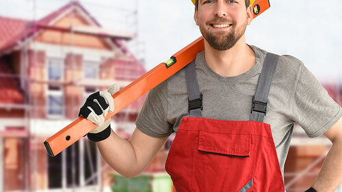 Bauarbeiter-vor-Rohbau-112779013-FO-industrieblick