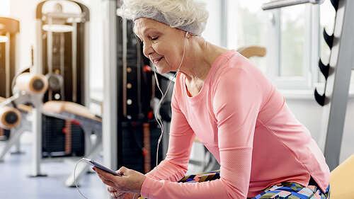 Seniorin-in-Fitnessstudio-145618686-FO-YakobchukOlena