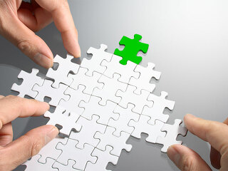 Haende-bauen-Pfeil-aus-Puzzleteilen-59730628-FO-tadamichi